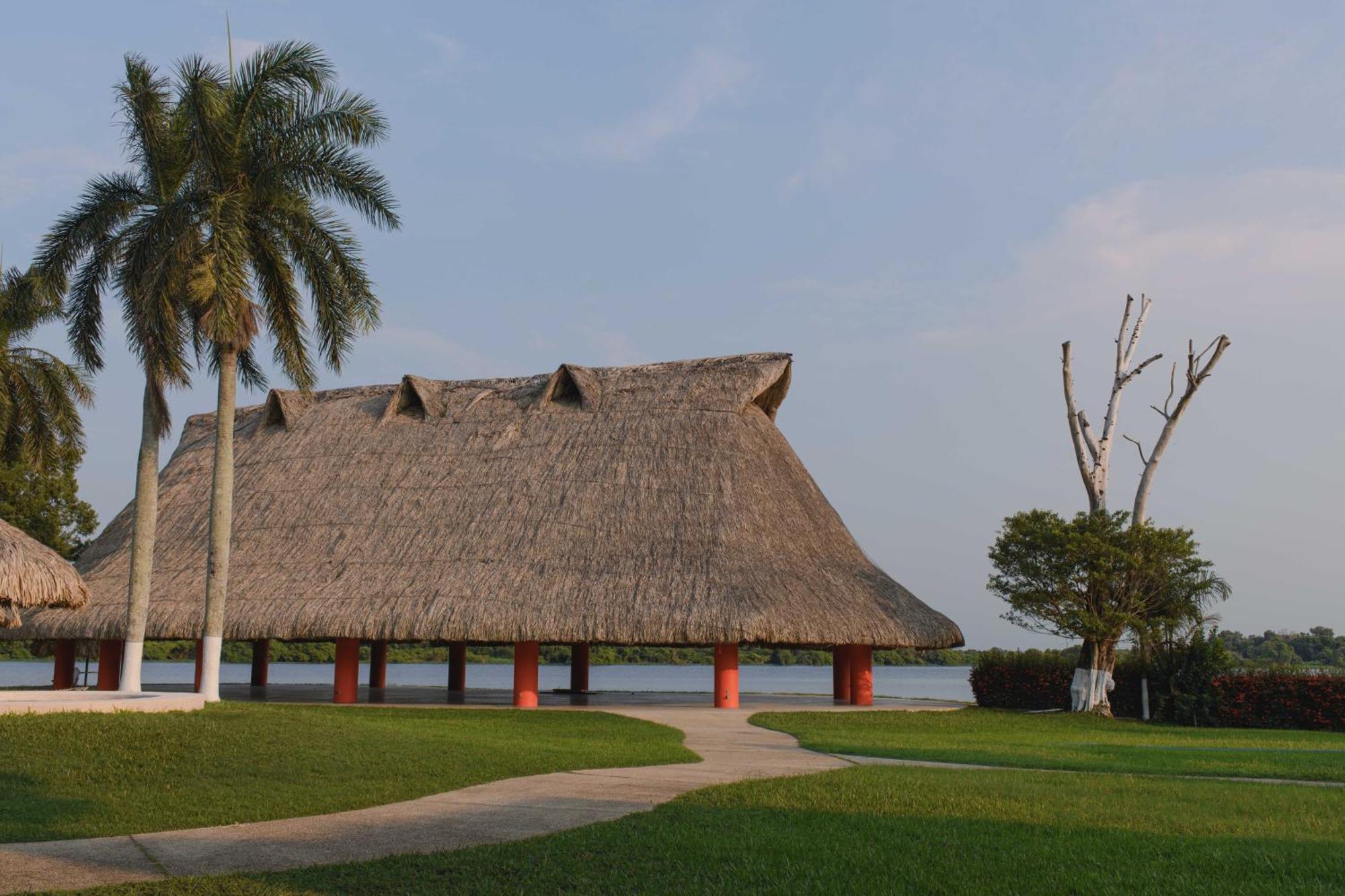 Hotel Terranova Коацакоалькос Екстер'єр фото A replica of a longhouse at the Lake of the Isles